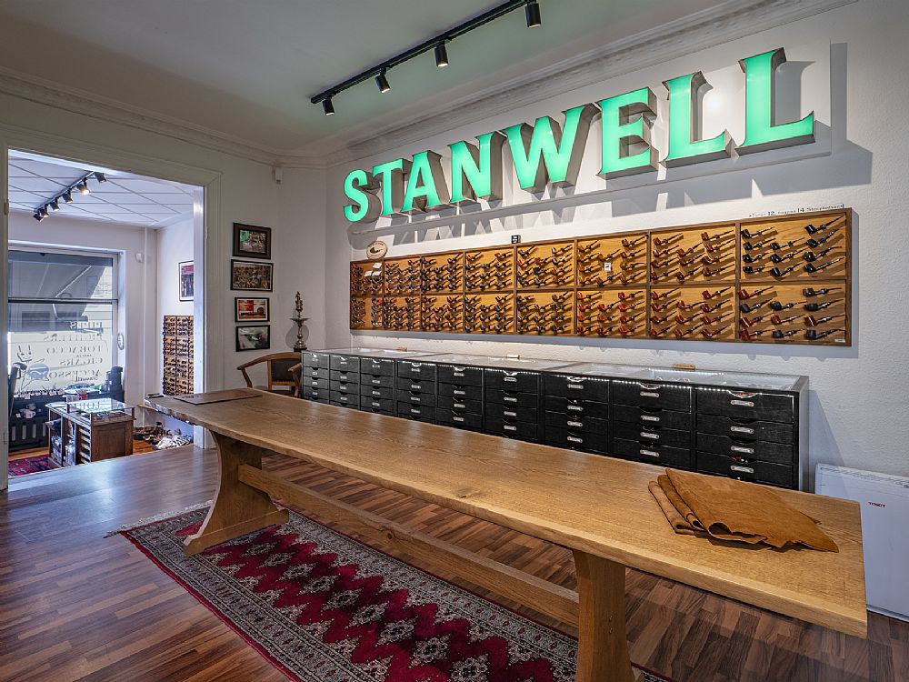 The Danish Pipe Shop 的烟斗墙与 Stanwell 展示区
